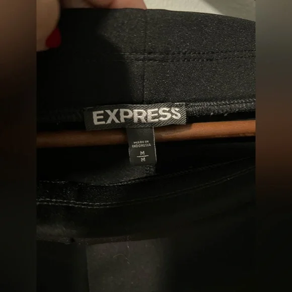 Express sz L scalloped shorts - Picture 2 of 4